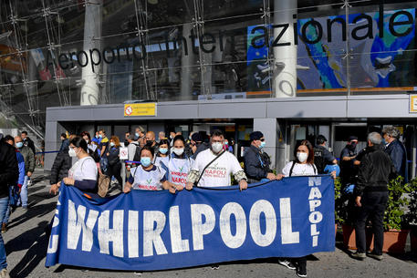 La protesta dei lavoratori della Whirlpool di Napoli all'aeroporto di Capodichino in una foto di archivio © ANSA