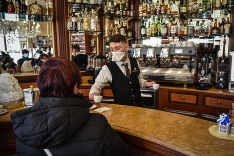 Covid: riapertura servizio tavolini al bar domenica a Milano © ANSA