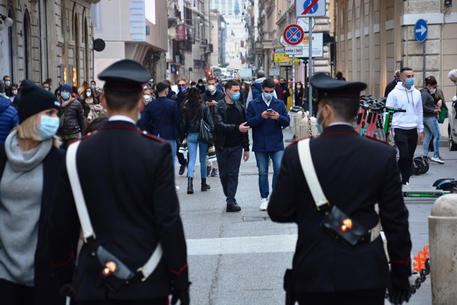 Controlli dei carabinieri per le verifiche circa il rispetto della normativa anti Covid, archivio © ANSA