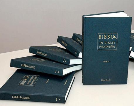 Traduce e ricopia a mano la Bibbia in dialetto piacentino © ANSA