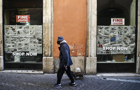 'Dal 2012 -77mila negozi, città desertificate' © ANSA