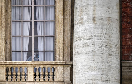 Suore guardano dalla finestra della Loggia centrale di San Pietro © ANSA