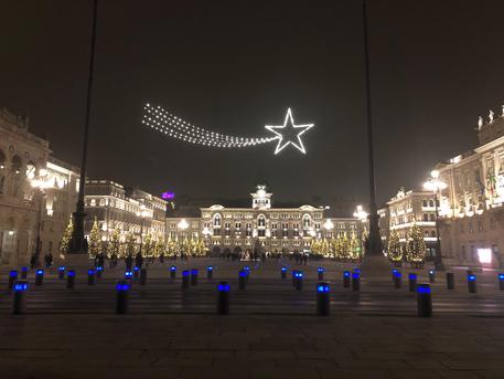 Piazza Unit� Trieste con addobbi natalizi © ANSA