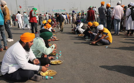 Un momento di una protesta dei coltivatori indiani su un'autostrada nei pressi di Delhi © EPA