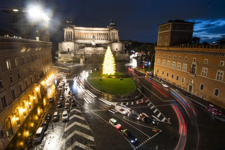 Christmas shopping in Rome © ANSA
