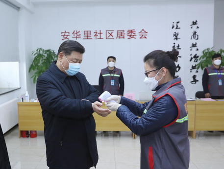 Il presidente cinese Xi Jinping con la mascherina si sottopone alla misurazione della temperatura corporea © EPA