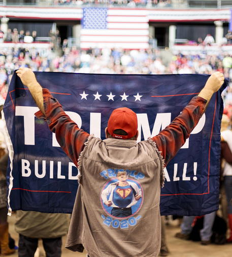 Un sostenitore di Trump durante il comizio a Manchester, nel New Hampshire © EPA