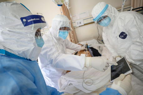 Personale medico controlla le condizioni di un paziente in uno ospedale di Wuhan © ANSA 