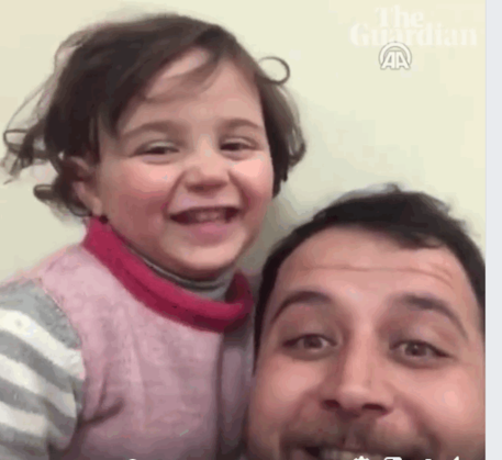 Un fermo immagine del video del papà siriano © Ansa