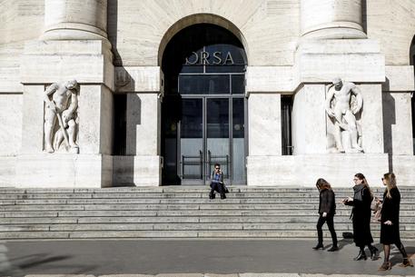 Il palazzo della Borsa in piazza Affari a Milano © ANSA 