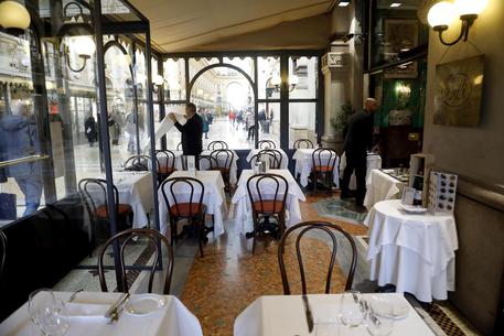 Un ristorante vuoto a Milano © ANSA