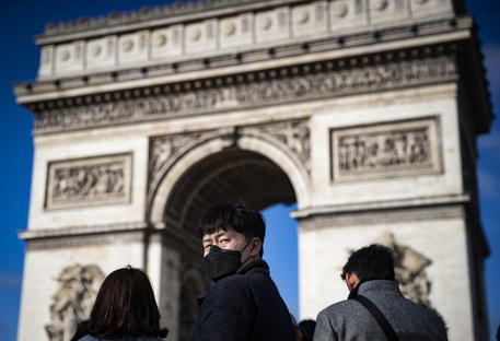 Effetto coronavirus sotto l'Arco di trionfo, a Parigi © EPA