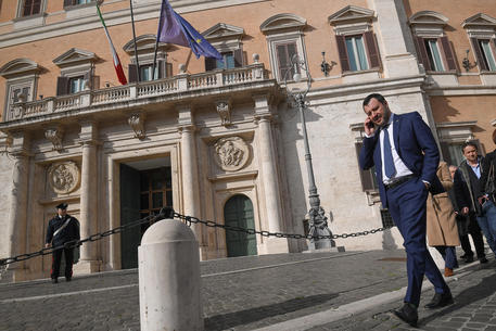 Il leader della Lega Matteo Salvini davanti alla Camera © ANSA