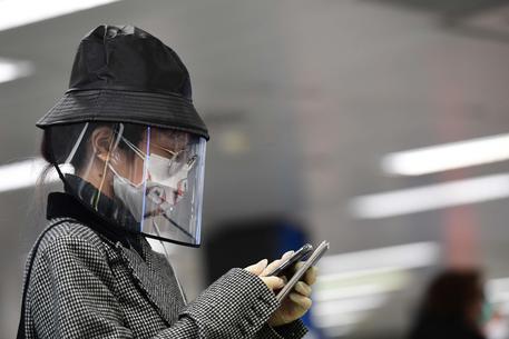 Una donna guarda lo smartphone in una foto di archivio. (Foto di Miguel MEDINA / AFP) © AFP