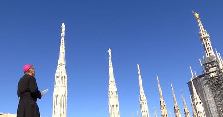 Vescovo Milano prega Madonnina - Ultima Ora - ANSA
