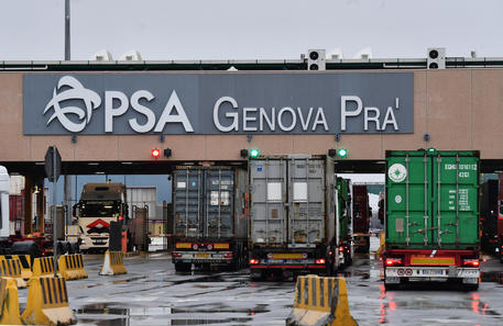 Coronavirus: lunghe code di TIR ai terminal PSA di Genova Pra' © ANSA