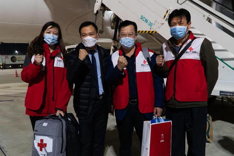 Chinese doctors, ventilators and masks arrive to Italy amid coronavirus pandemic (foto: EPA)