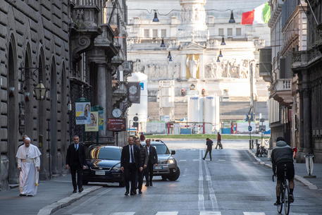 Il Papa a piedi in via del Corso a Roma © EPA