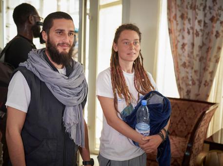 Luca Tacchetto e la fidanzata Edith Blais nell'aeroporto di Bamako. Ieri la loro liberazione dopo 15 mesi nelle mani dei sequestratori © AFP
