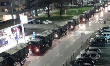 Army convoy takes Bergamo coffins out of Lombardy (foto: Ansa)