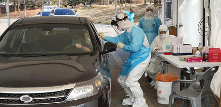 Coronavirus: sperimentazione a Bologna, tampone a bordo auto © 