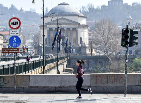Una ragazza fa jogging a Torino © ANSA 