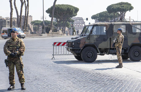 Militari impegnati nell'operazione Strade Sicure a Roma © ANSA
