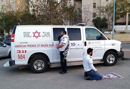 Israele: 'preghiera dell'ambulanza', la foto diventa virale © AFP