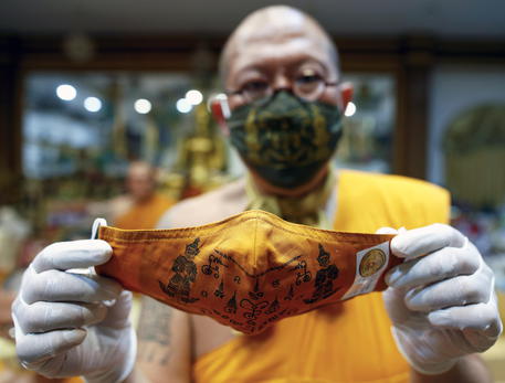 Le mascherine-talismano prodotte da monaci buddisti in Thailandia © EPA