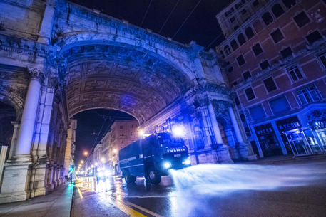 Coronavirus, Polizia effettua sanificazione strade a Genova © ANSA