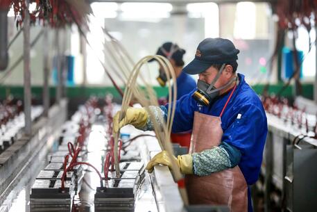 Un operaio in fabbrica © AFP