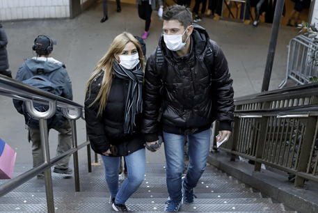 Persone con le mascherine a New York © EPA