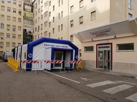 Tenda pre-triage davanti all'ospedale di Sassari SS. Annunziata © 