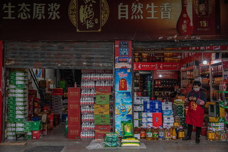 Un negozio a Wuhan © EPA
