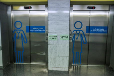 Un ascensore in un ospedale a Madrid © EPA