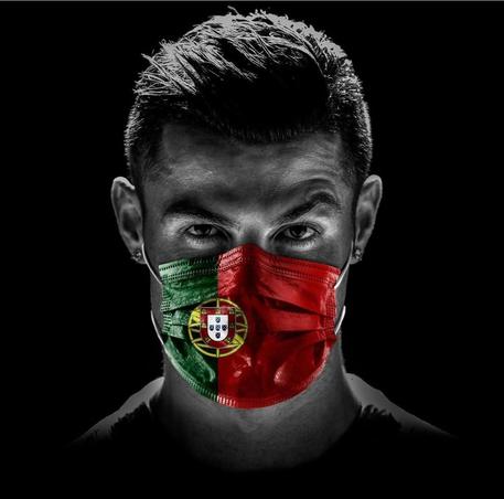 Cristiano Ronaldo con la mascherina del Portogallo in una foto postata sul suo profilo Instagram © 