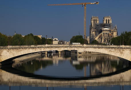 Parigi, sullo sfondo la cattedrale di Notre Dame riflessa sulla Senna © EPA