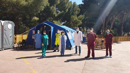 Medici e sanitari del pronto soccorso del Covid hospital di Partinico © ANSA