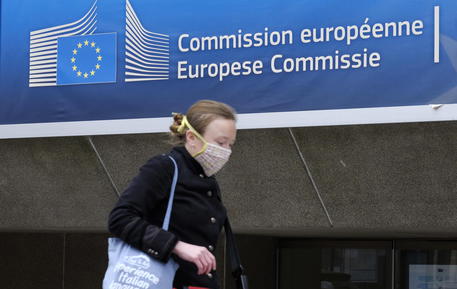Una persona con la mascherina di fronte a Bruxelles © EPA