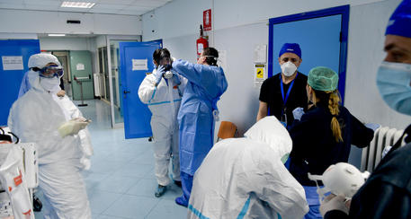 Medici e infermieri in un reparto Covid-19 a Napoli, archivio © 