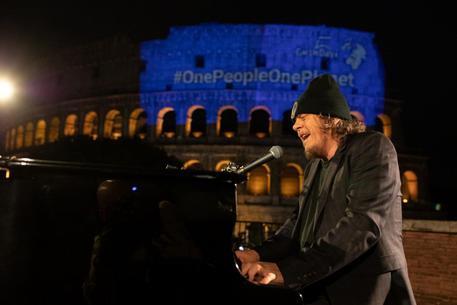 Zucchero dal Colosseo, con Bono 'Canta la vita' © ANSA