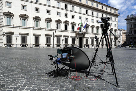 Una postazione televisiva davanti a Palazzo Chigi © ANSA