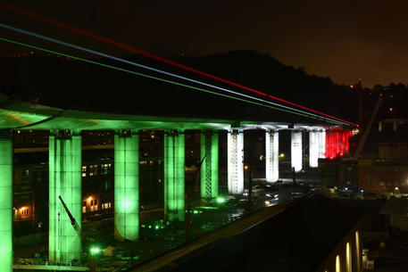 Ponte: tricolore illumina pile e 'ricuce' Genova © ANSA