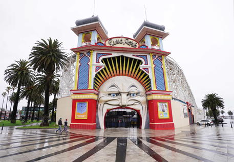 Un Luna Park chiuso a Melbourne in Australia © EPA