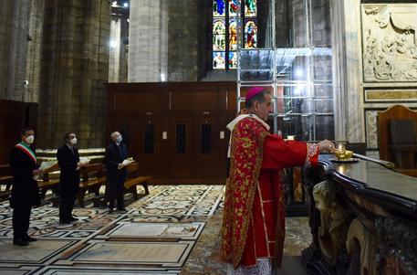 Sala con la fascia tricolore, Fontana e il prefetto Saccone  hanno assistito alla messa in un Duomo deserto © ANSA