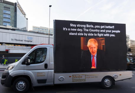 Un furgone con l'immagine di Boris Johnson a Londra © EPA