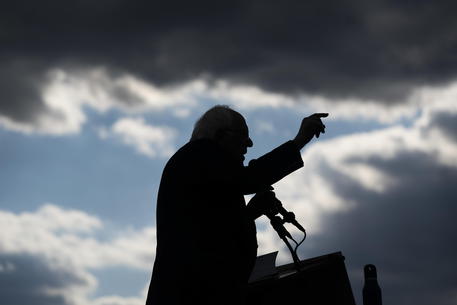 Bernie Sanders in un comizio in controluce (archivio) © EPA