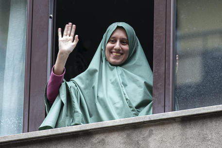Silvia Romano sorride dalla finestra della sua casa a Milano © ANSA