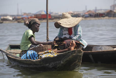 Membri di una comunità di pescatori a Lagos, Nigeria. Immagine d'archivio © EPA