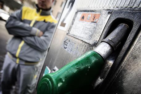 Una pompa di benzina (archivio) © ANSA